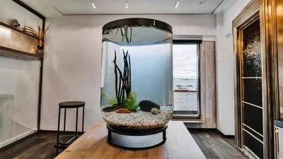 Вертикальный аквариум внутри комнаты.